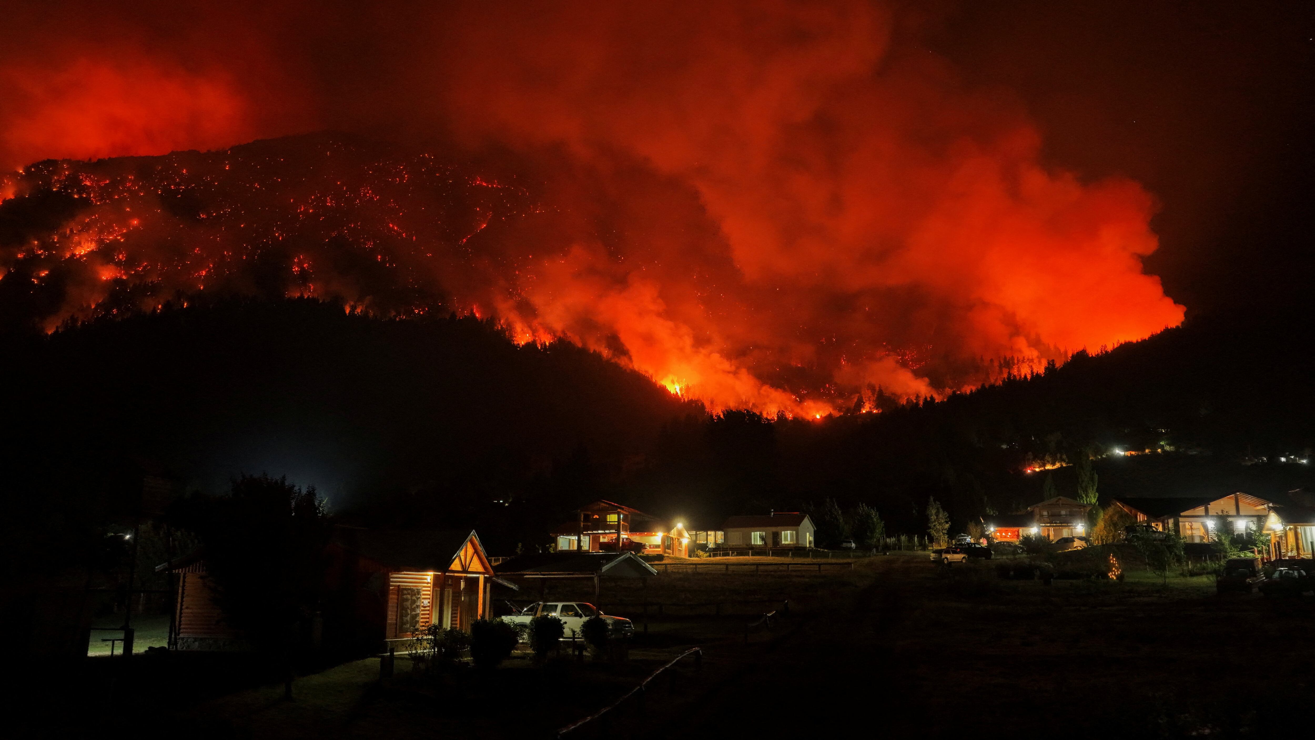 Cerro incendiándose en Patagonia